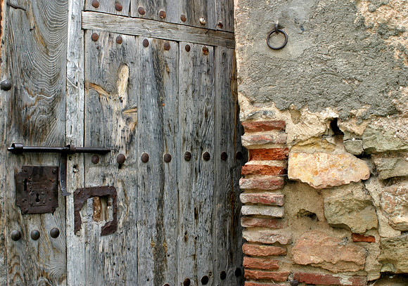 Broken wall, old door. Bijuesca